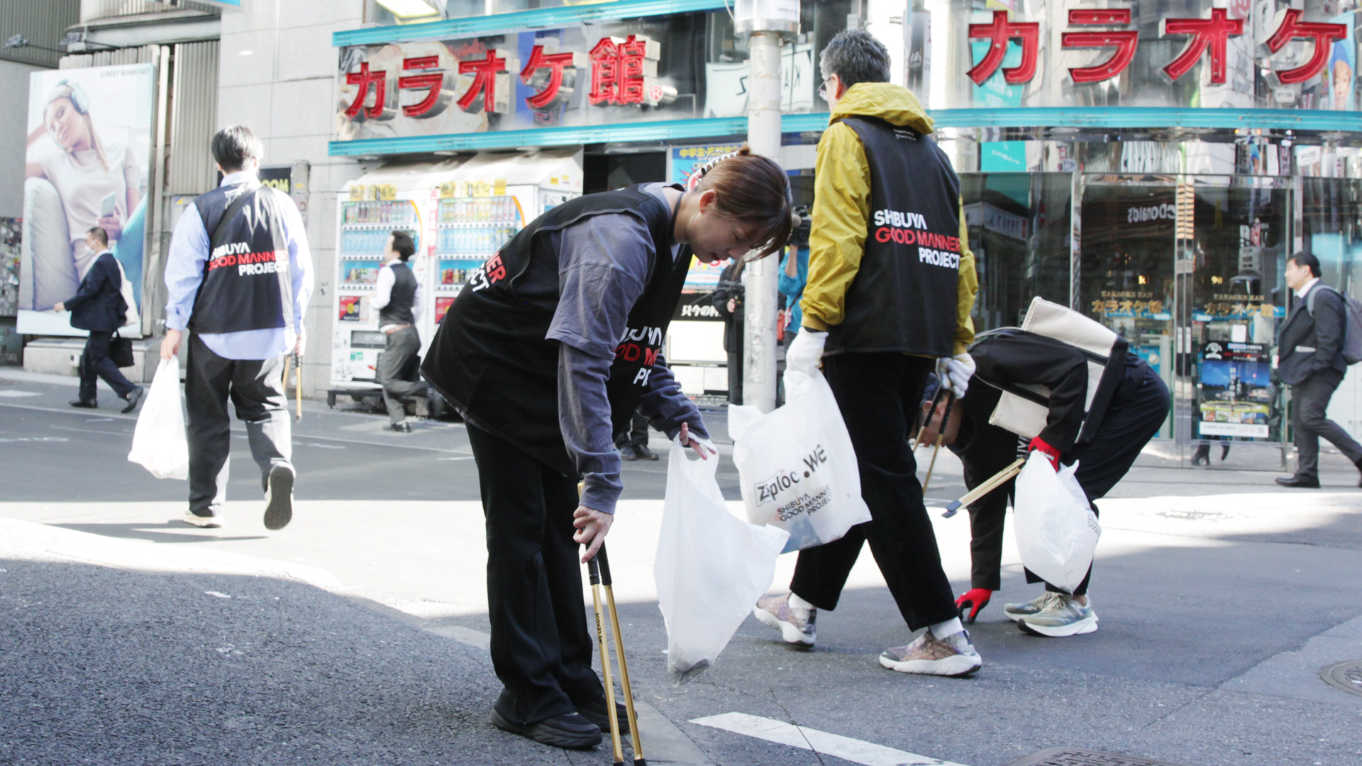 ハロウィン翌日・渋谷センター街のゴミ拾いを実施しました